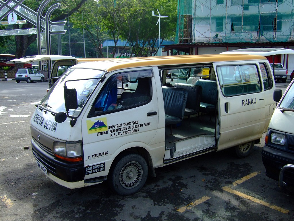 DSCF7543.JPG - Minibus für die Fahrt zum Mount Kinabalu  - ca. 2 Stunden von KK aus