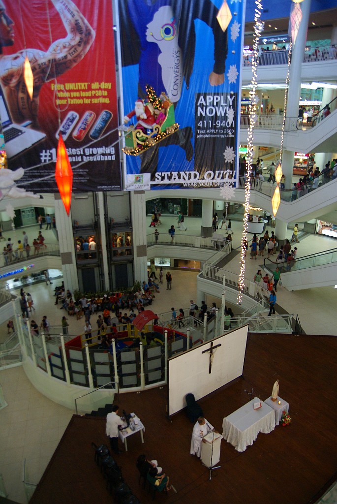 DSC00113.JPG - Hier wird die Kirche nicht im Dorf gelassen, sondern geht dahin, wo die Menschen sind - in die Malls