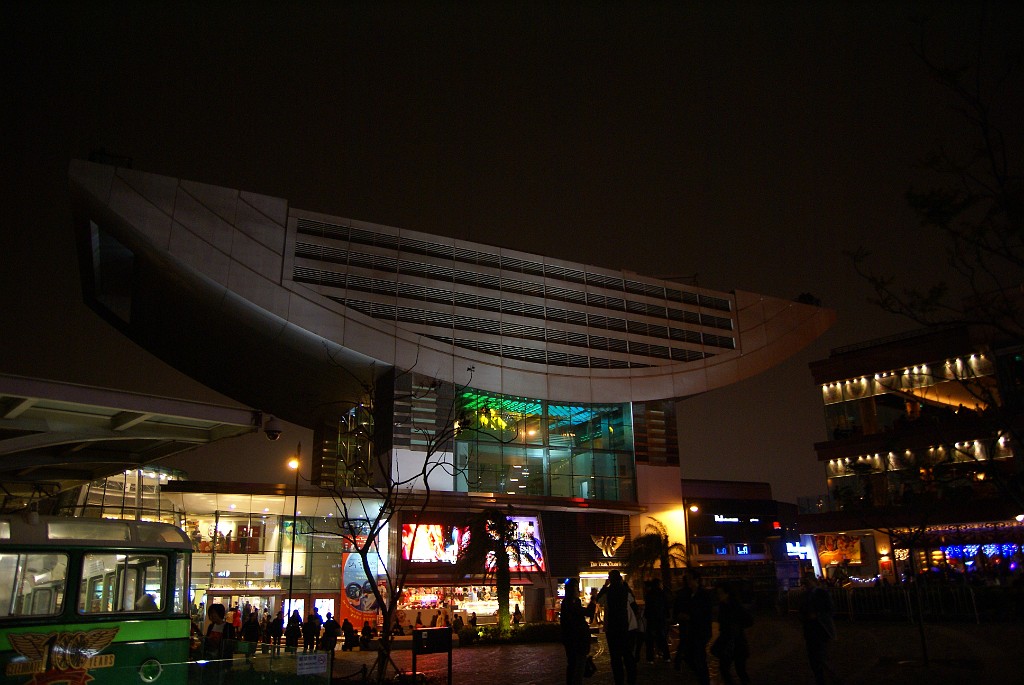 DSC01777.JPG - Die Victoria-Peak Ausscihtsplattform von unten