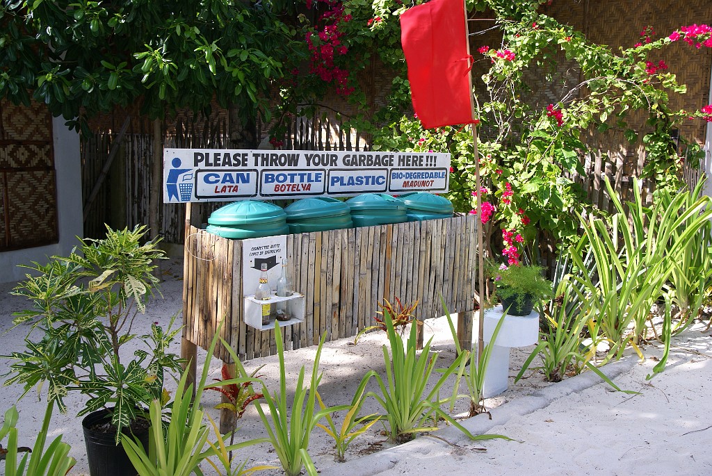 DSC09214.JPG - Mülltrennung auf Malapascua