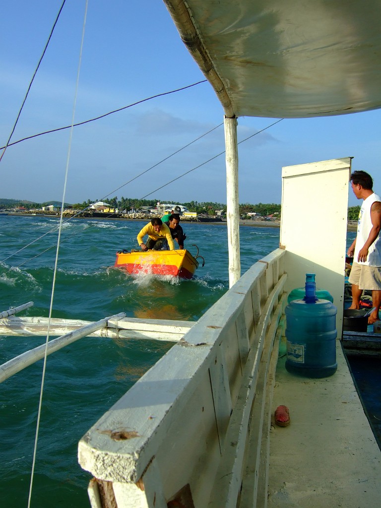 DSCF7128.JPG - Zubringerboot auf das Boot, welches dann nach Malapascua fährt, sehr wacklige Sache. Es empfiehlt sich, Technik wasserdicht zu verpacken.
