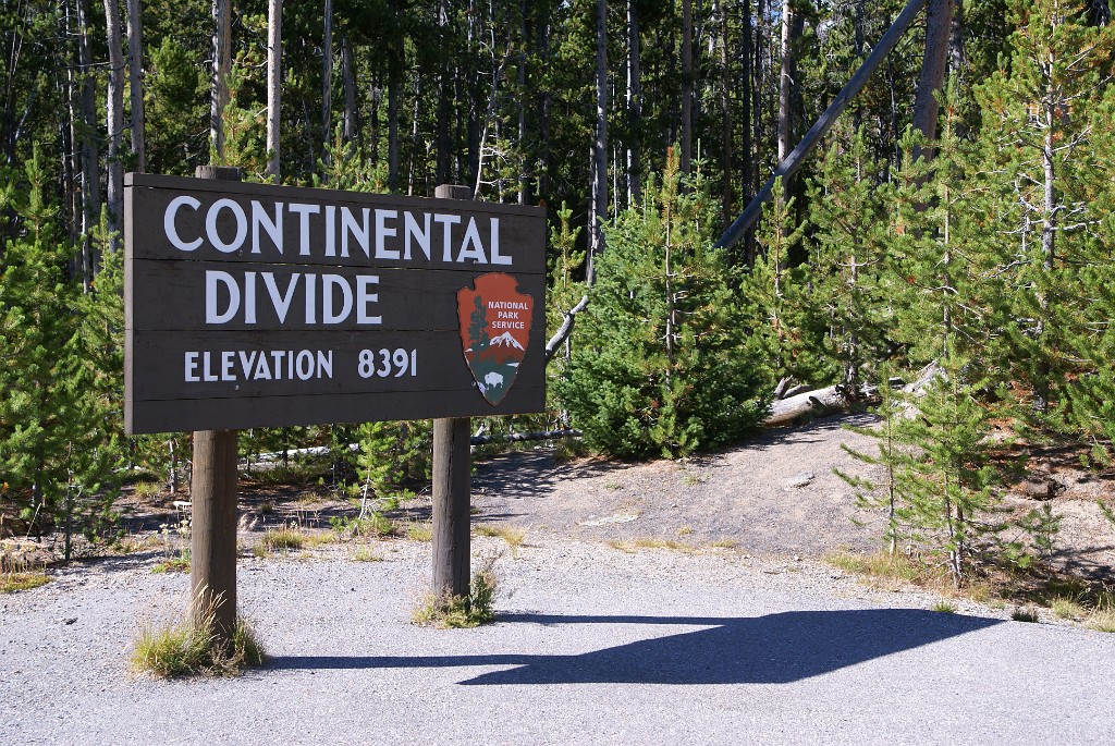 DSC04766.JPG - Die kontnentale Wasserscheide - rechts von dieser Linie fließt das Wasser zum Atlantik, links davon zum Pazifik.