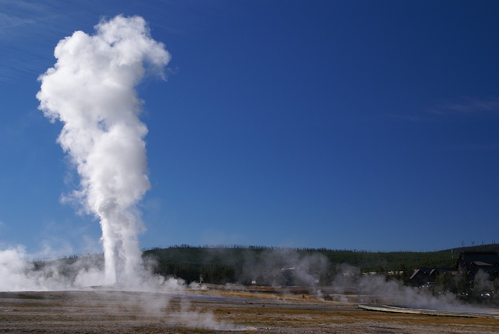 DSC05150.JPG - Der bekanntest Geysir  - The Old Faithful, so genannt, weil relativ regelmäßig ca. alle 90min Eruptionen stattfinden