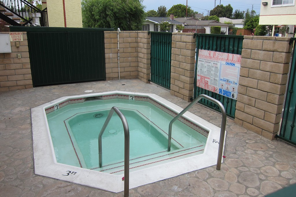 IMG_2147.JPG - Das Ramada Hotel brauchte wohl einen Pool um zwei Sterne zu bekommen, daher baute man diese Badewanne in den Innenhof